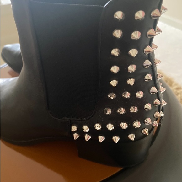 Size 8 black Steve Madden booties leather. Great condition. No marks or scuffs - Picture 4 of 4
